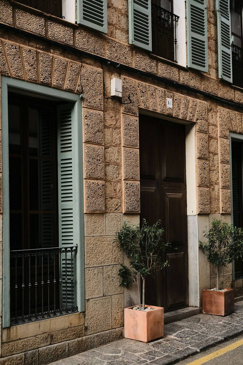 Mallorquinische Finca mit Naturstein und grünen Fensterläden
